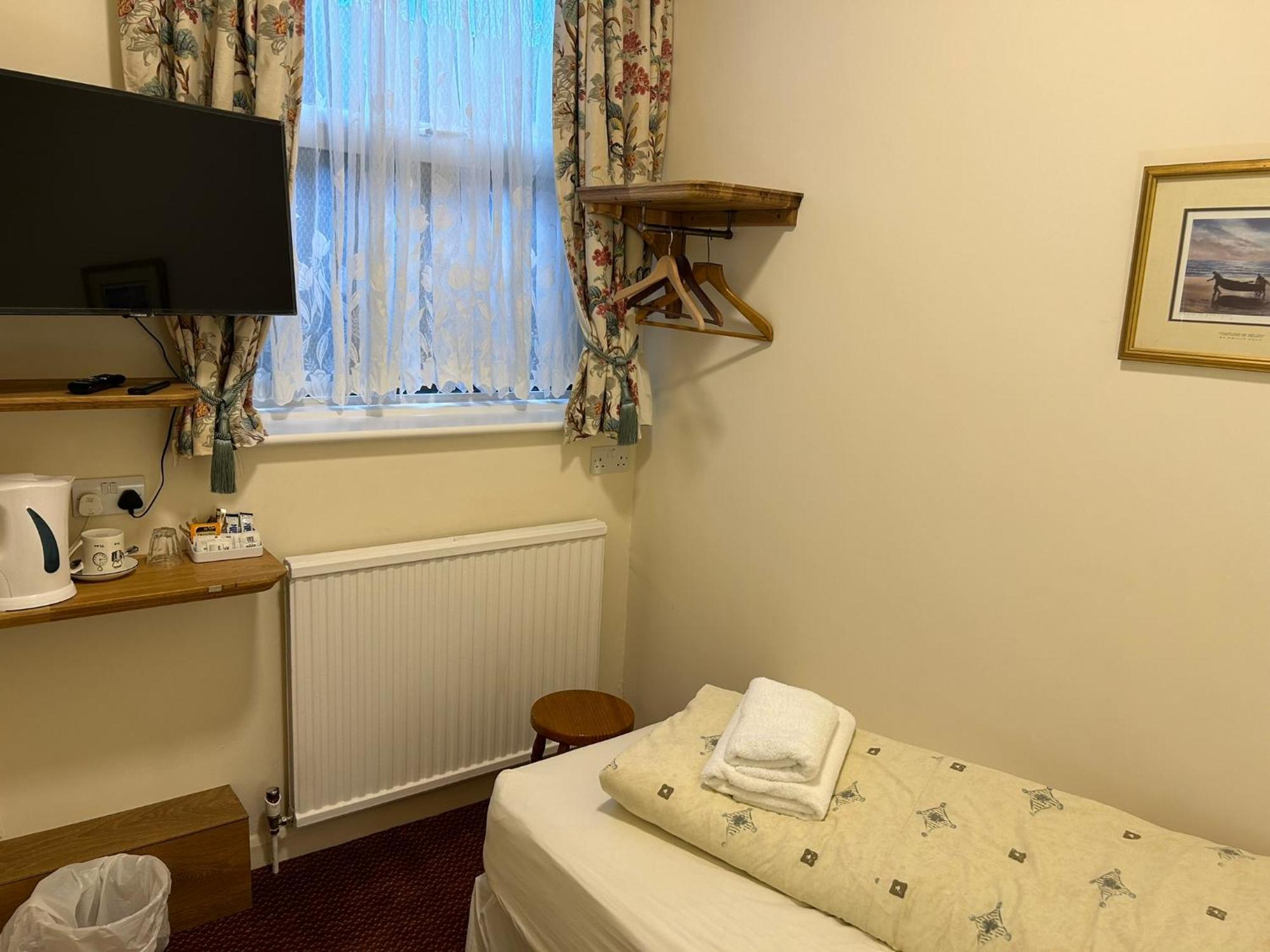 Oakwood Bed And Breakfast Heathrow Хитроу Экстерьер фото
