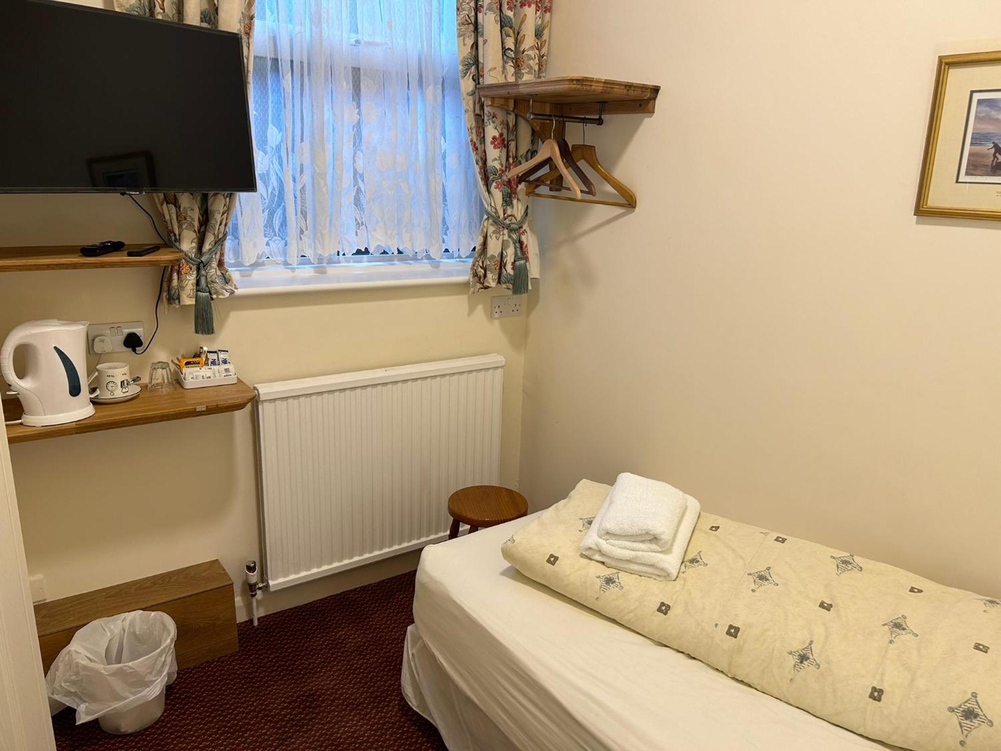 Oakwood Bed And Breakfast Heathrow Хитроу Экстерьер фото
