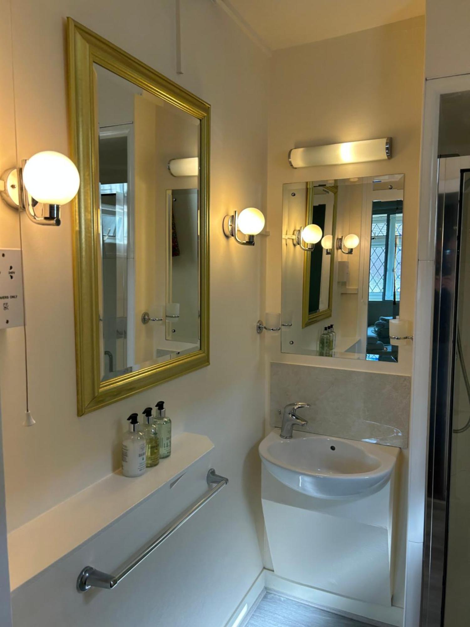 Oakwood Bed And Breakfast Heathrow Хитроу Экстерьер фото