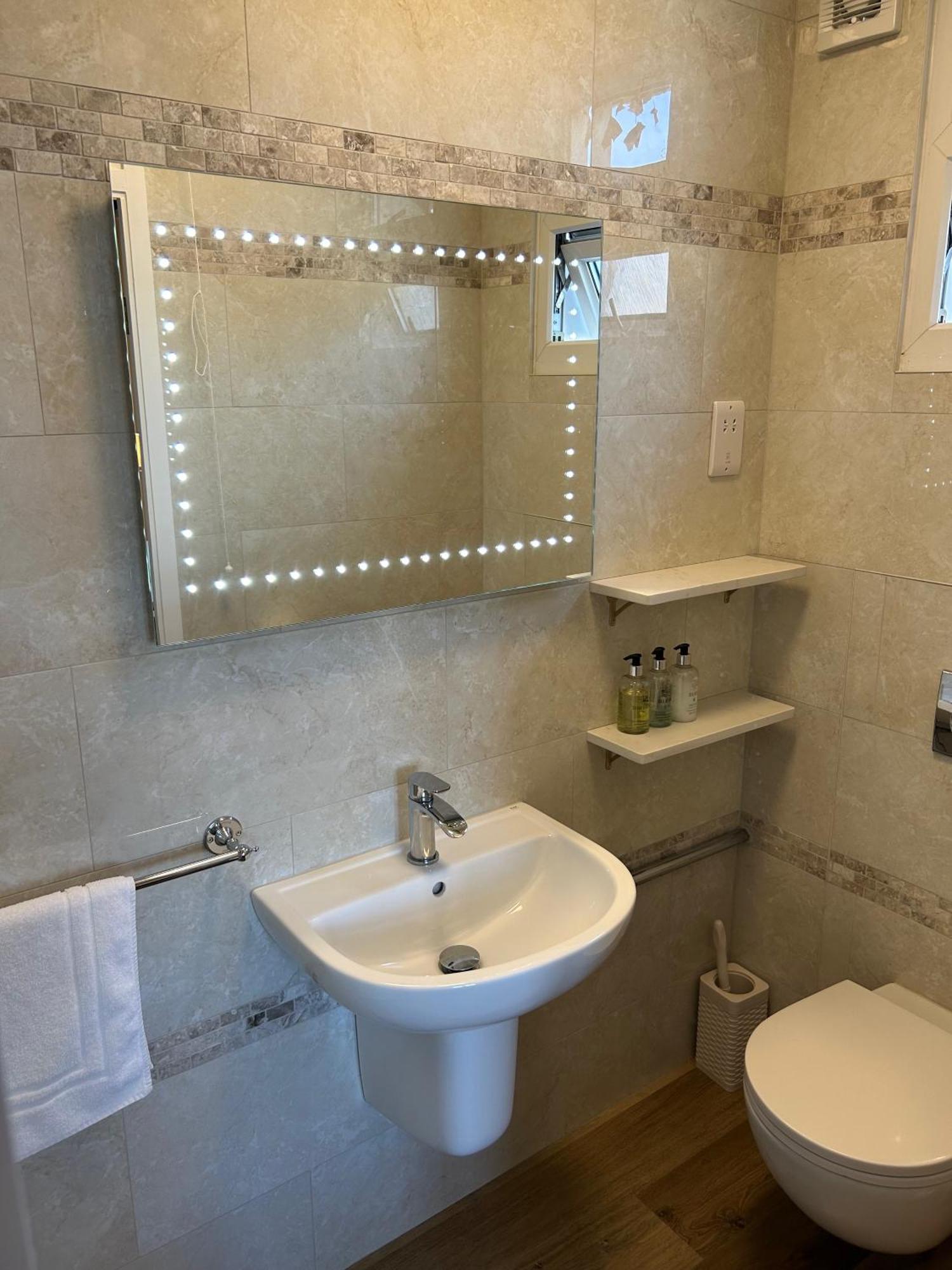 Oakwood Bed And Breakfast Heathrow Хитроу Экстерьер фото