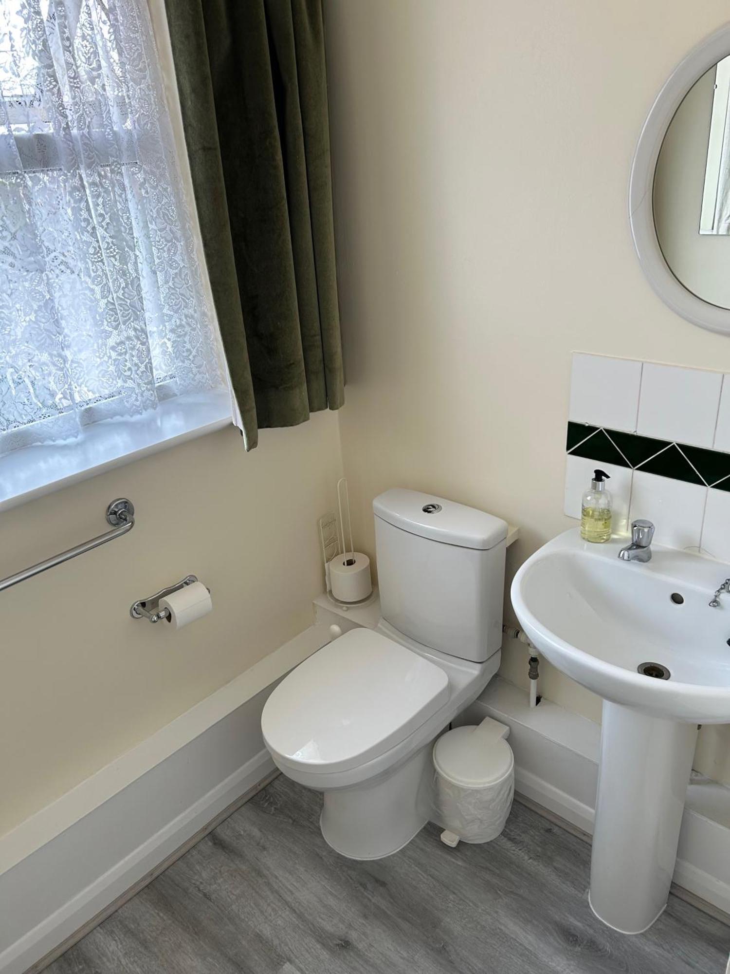 Oakwood Bed And Breakfast Heathrow Хитроу Экстерьер фото