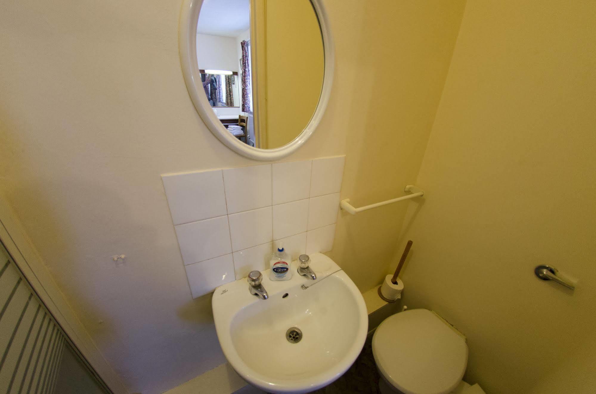 Oakwood Bed And Breakfast Heathrow Хитроу Экстерьер фото